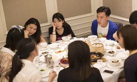 Đi họp lớp hết 35 triệu đồng, bạn học nói tôi phải trả toàn bộ vì tôi giàu: Tôi thanh toán 1,4 triệu đồng rồi đứng dậy đi về, cả lớp đều nín lặng!