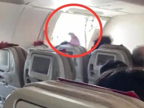 Cái giá phải trả cho người mở cửa thoát hiểm máy bay ở độ cao 213 m