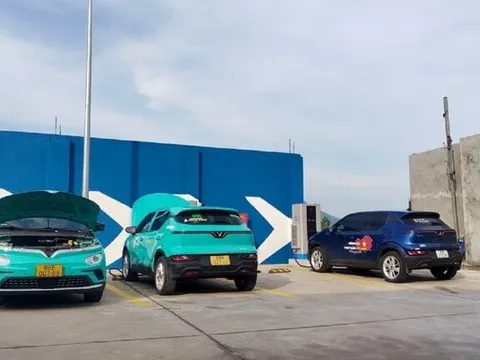 Có nên mở nắp capo, bật điều hòa khi sạc xe điện?