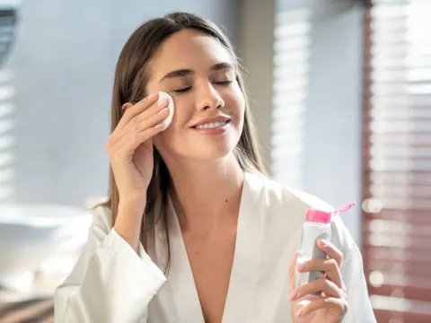Tẩy trang không đúng cách sẽ 'phá hủy' làn da của bạn
