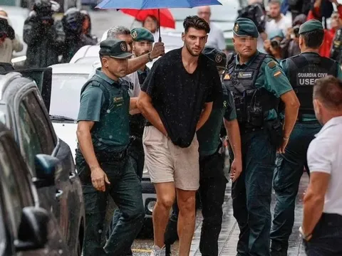 Cựu tiền đạo Premier League bị bắt vì nghi vấn tấn công tình dục