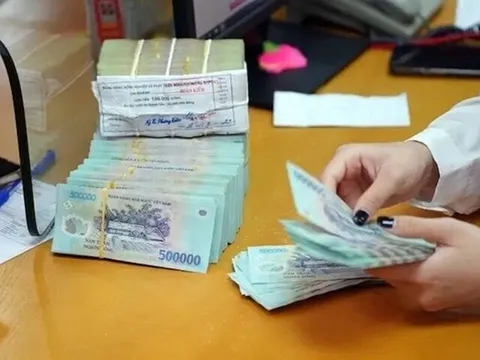 Rút tiền tại ngân hàng có cần đếm lại?