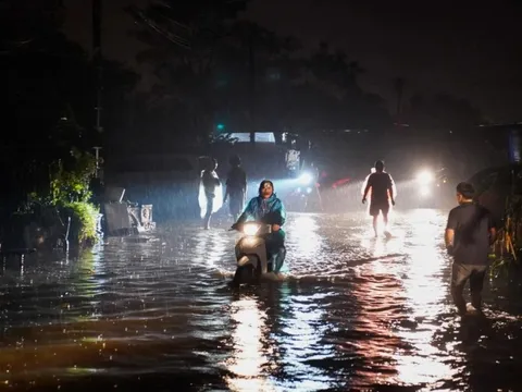 Nhiều trường đại học tiếp tục điều chỉnh kế hoạch học tập vì mưa lũ