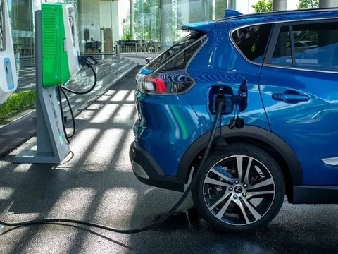 Ô tô chưa cạn pin có nên sạc?