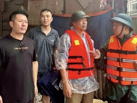 Nghệ sĩ Việt đến tâm lũ hỗ trợ người dân