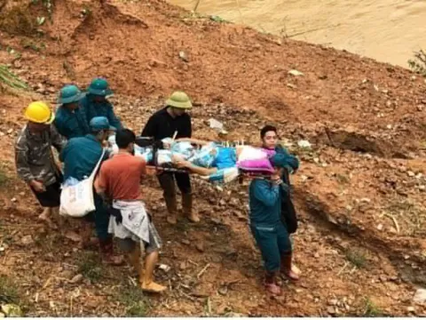 Bức ảnh bác sĩ căng mình cứu người trong mưa lũ gây xúc động