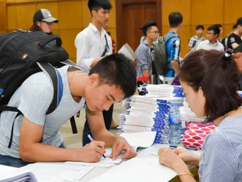 Nhiều trường đại học hoãn nhập học, cho sinh viên nghỉ tránh bão Yagi